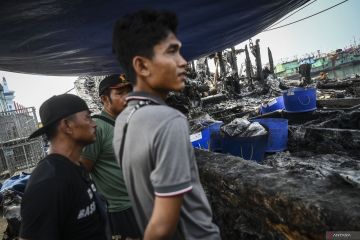 Tiga ABK tewas dalam kebakaran kapal di Muara Baru pada 5 Mei