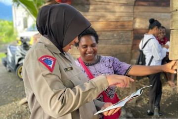 Polisi wanita bantu entaskan buta aksara masyarakat Papua di Sentani