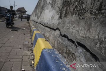 Tanggul pengaman pantai Jakarta retak, bahayakan warga yang beraktivitas