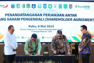 Bank Jatim dan NTB Syariah tanda tangani perjanjian pemegang saham