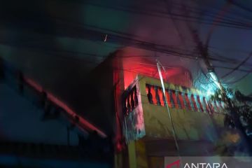 Diduga korsleting listrik, rumah berlantai dua di Kramat Jati terbakar