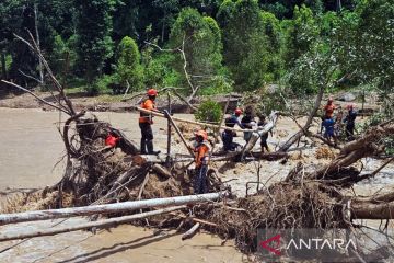 Basarnas Makassar evakuasi 52 korban banjir Sungai Latimojong Luwu