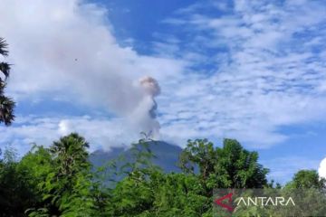 Gunung Ile Lewotolok erupsi setinggi 900 meter