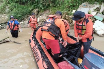 Tim SAR evakuasi jenazah pria hanyut terseret arus Sungai Silau Sumut