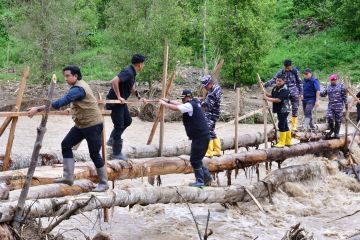 Pj Gubernur Sulsel lalui medan sulit temui warga terisolir banjir Luwu