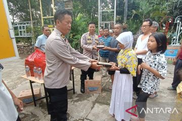 Polisi bagikan ratusan nasi di kawasan kumuh di Cipinang