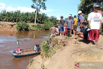 Kapal pengangkut sawit karam, 2 warga Mukomuko hilang di sungai Sumbar