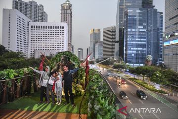 Menikmati lanskap gedung bertingkat Jakarta di JPO Phinisi