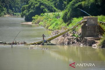 Petani Pesisir Selatan Sumbar dua bulan gunakan jembatan rusak pascabanjir bandang