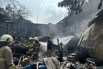 Pabrik limbah plastik di Bandung terbakar Jumat siang