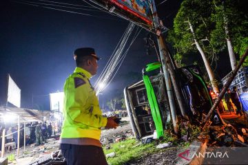 Petugas evakuasi bangkai bus pengangkut siswa SMK Lingga Kencana Depok
