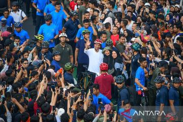 Jokowi bersepeda bersama masyarakat di kawasan Sudirman-Thamrin
