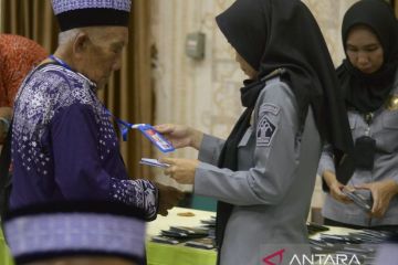 Jamaah calon haji tiba di Asrama Haji Lampung
