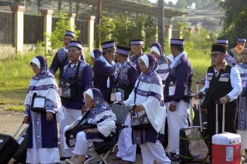 Jamaah calon haji tiba di Asrama Haji Lampung