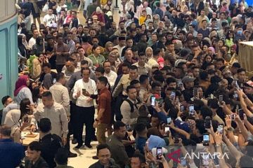 Presiden Jokowi kunjungi Mall The Park Kendari disambut ribuan warga