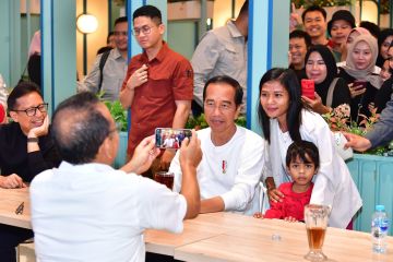 Presiden Jokowi sapa masyarakat dan santap nasi goreng di Kendari