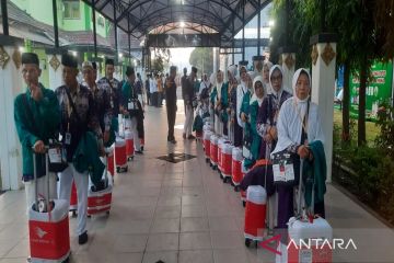 Wamenag lepas calhaj kloter pertama Embarkasi Solo di AHD 