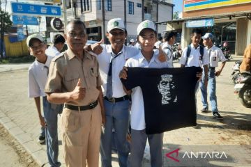 Ribuan siswa berjejer saat kendaraan Presiden melintas di Kota Kendari