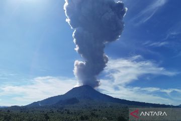 Erupsi Gunung Ibu di Halmahera Barat setinggi lima kilometer dari puncak