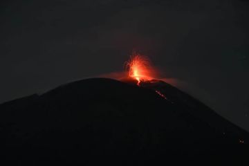 Sebelas kali erupsi terjadi di puncak gunung Ile Lewotolok 