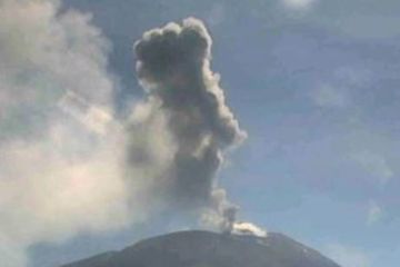 Gunung Ile Lewotolok Lembata erupsi lontarkan abu setinggi 800 meter