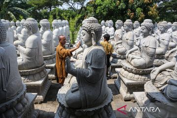 Pembersihan patung Buddha Amitabha di Semarang