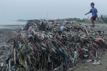 Penumpukan sampah di Pantai Cibutun Loji Sukabumi