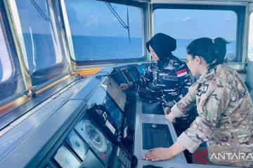 KRI Diponegoro beri latihan stage at sea ke perwira wanita Lebanon