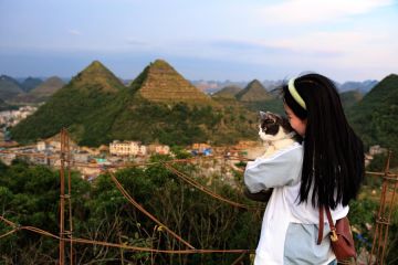 Berwisata ke Guizhou China melihat perbukitan berbentuk piramida