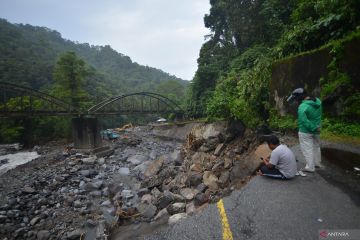 Penanganan 16 titik jalan rusak di jalur Padang-Bukittinggi