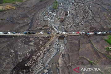 Jalan pedesaan menjadi jalur alternatif pascabanjir bandang lahar dingin Gunung Marapi
