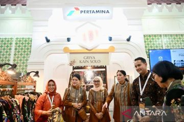 Iriana beli batik dan gelang UMKM binaan Pertamina di Dekranas Expo