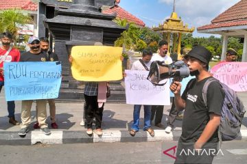 Wartawan Lumajang aksi tutup mulut untuk tolak RUU Penyiaran