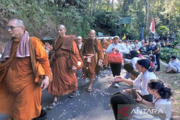 Ratusan umat Buddha Temanggung sambut Biksu Thudong