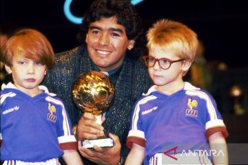 Piala "Golden Ball" Maradona akan dilelang di Paris