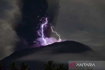 Letusan Gunung Ibu memicu badai petir vulkanik