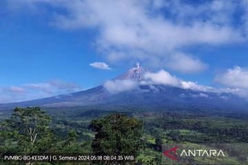 Gunung Semeru enam kali erupsi terus menerus pada Sabtu pagi