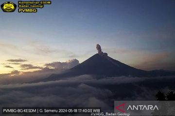 Gunung Semeru erupsi disertai luncuran awan panas sejauh 3 km
