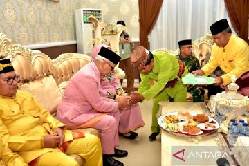 Penjabat Gubernur Gorontalo disambut secara adat Mopotilolo