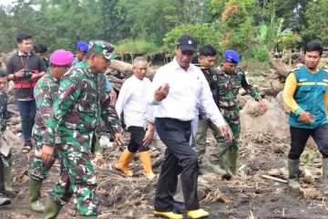 Mentan tunda ke China demi kunjungi petani terdampak banjir di Agam