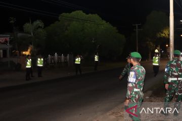 Polisi bersama TNI periksa truk yang melintasi Musi Banyuasin