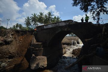 Jembatan putus diterjang banjir bandang di Tanah Datar
