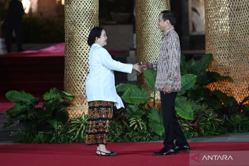 Presiden Jokowi sambut Puan Maharani sebelum Welcoming Dinner World Water Forum di Bali