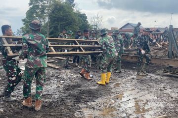 TNI bangun jembatan darurat di lokasi bencana di Sumbar