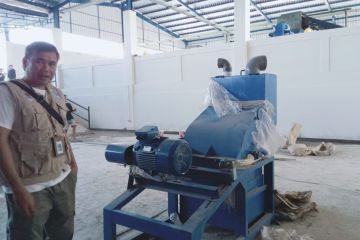 TPST Mataram dilengkapi mesin cetak paving block dari sampah plastik 
