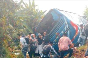 Bus perangkat desa di Kabupaten Serang alami kecelakaan di Tol Tamer