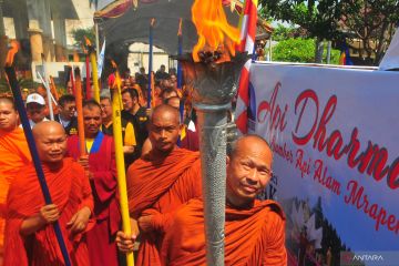 Bhikkhu Buddha lakukan upacara pengambilan Api Dharma Waisak 2568 BE