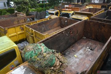 Sopir truk sampah di Bogor mogok