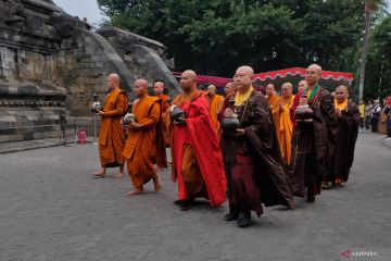 Prosesi penyematan air suci di Candi Mendut