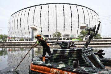 Perahu berbahan 1.214 botol sampah untuk pembersihan sampah